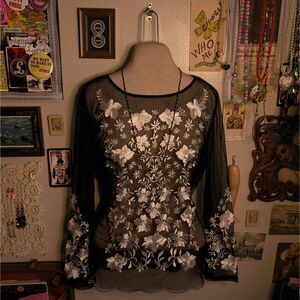 Floral Embroidered Mesh Long Sleeve T-Shirt Women's Petite Medium Black White